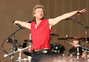 Este es un caso que se adecuó el nombre por orden de los productores. Mientras formaban la banda sugirieron que el apellido Bongiovi sonaba muy italiano y que se buscase un nombre más comercial y se lo adecuó a Jon Bon Jovi, que sonaba más germánico como los hermanos Van Halen. Gustó tanto el nombre a la productora que decidieron ponerle el nuevo nombre artístico a la banda recién creada Bon Jovi