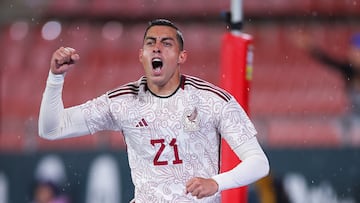 Rogelio Funes Mori festeja un gol con la Selección Mexicana en el partido amistoso contra Irak previo a la Copa del Mundo de Qatar.