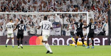 3-2. El debutante Nico Paz recibe el balón de espaldas a la portería rival, se gira y dispara desde fuera del área superando a Alex Meret.