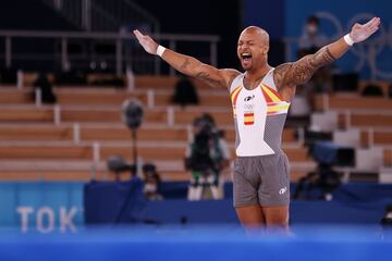 Ray sonr¨ªe, feliz, despu¨¦s de haber gritado su alegr¨ªa en el Ariake Gymnastics Center de Tokio, donde hab¨ªa clavado la ¨²ltima diagonal y culminado su obra. La que le dio una puntuaci¨®n de 14.933 en el ejercicio de suelo que vale una plata ol¨ªmpica.