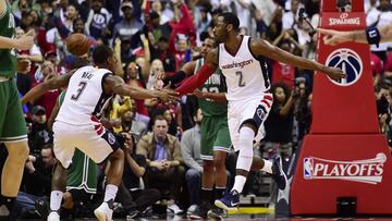 Bradley Beal y John Wall celebran una canasta.