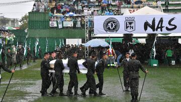 Soldados introducen los féretros de los jugadores fallecidos del Chapecoense en el estadio