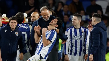 El técnico estadounidense de la Real Sociedad, Pellegrino Matarazzo, celebra con su jugador, el portugues Gonçalo Guedes, su pase a la siguiente fase de la Copa del Rey.
