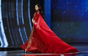 Desfile de la modelo mexicana, Fátima Bosch, durante el 74.º certamen de Miss Universo en Bangkok, Tailandia.