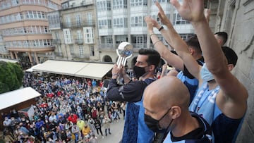 Jugadores del equipo de baloncesto del Breog&aacute;n celebran el triunfo en el balc&oacute;n del ayuntamiento de Lugo tras su subida a la ACB, a 21 de junio de 2021, en Lugo, Galicia, (Espa&ntilde;a). El equipo Breog&aacute;n de Lugo debutar&aacute; la pr&oacute;xima temporada en la Liga ACB tras ganar el pasado domingo al CB Granada (57-83) en el partido en el que se jugaban el ascenso. El Breog&aacute;n, que descendi&oacute; a la LEB Oro en mayo de 2019, recupera la categor&iacute;a dos a&ntilde;os despu&eacute;s tras ganar a su rival.
 21 JUNIO 2021
 Carlos Castro / Europa Press
 21/06/2021