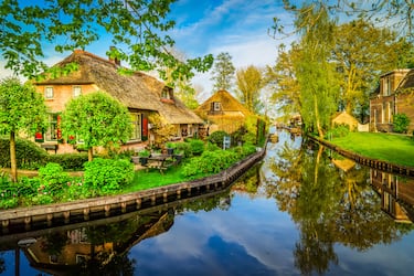 La "Venecia holandesa" es un pintoresco pueblo sin carreteras en el centro del Parque Nacional Weerribben-Wieden, famoso por sus canales, más de 170 puentes de madera y casas del siglo XVIII con techos de paja.