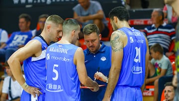 Toni Ten, entrenador del Fuenlabrada, da instrucciones a sus jugadores durante la pretemporada 2023.