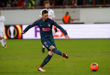 Fernando Torres marca el 1-3 de penalti.