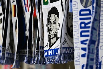 La gran estrella del Real Madrid, Vinicius Júnior, muy presente en el merchandising disponible en los alrededores del Santiago Bernabéu.