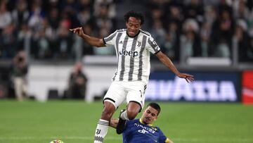 TURIN, ITALY - APRIL 01: Fabio Depaoli of Hellas Verona challenges Juan Cuadrado of Juventus during the Serie A match between Juventus and Hellas Verona at Allianz Stadium on April 01, 2023 in Turin, Italy. (Photo by Jonathan Moscrop/Getty Images)