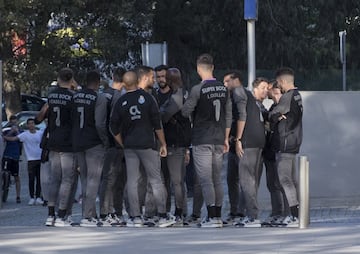 La plantilla de los Dragones Azules estuvo en el Hospital CUF de Oporto visitando a su portero Iker Casillas.
