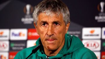 EPA8646. LUXEMBURGO (LUXEMBURGO), 12/12/2018.- El entrenador del Real Betis, Quique Setién, participa en una rueda de prensa en Luxemburgo (Luxemburgo) hoy, 12 de diciembre de 2018. El Real Betis se enfrentará mañana al F91 Dudelange