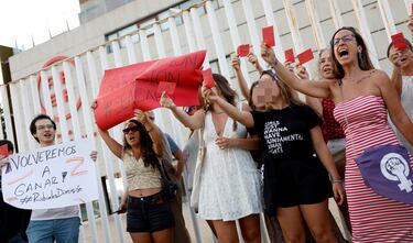 Con tarjetas rojas y pancartas reivindicativas los manifestantes piden la dimisión del presidente de la RFEF, Luis Rubiales.