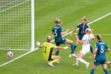 England's striker Chloe Kelly (2nd R) shoots past Germany's goalkeeper Merle Frohms (L) 