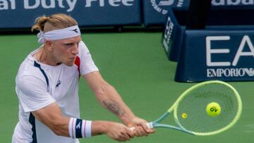 DUBAI, UNITED ARAB EMIRATES - MARCH 01: Alejandro Davidovich Fokina of Spain competes with Andrey Rublev of Russia (not seen) during men's single tennis match of Dubai Duty Free Tennis Championship in Dubai, United Arab Emirates on March 01, 2023. (Photo by Waleed Zein/Anadolu Agency via Getty Images)