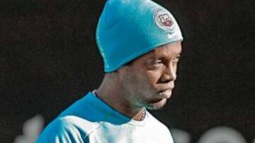 <b>DECEPCIONADO. Inter y Milán se disputan a Ronaldinho.</b>