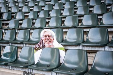 Imágenes de aficionados del Borussia Monchengladbach llenan las gradas del Borussia Park. Los seguidores del club alemán apoyan a su equipo comprando estos cartelones con sus caras y que permanecerán en el estadio hasta que vuelvan los partidos al estadio.