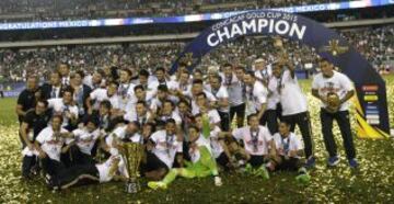 México celebra el título de la Copa Oro luego de vencer a Jamaica.