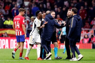 El rifirrafe entre Vinicius y Simeone al término de los 90 minutos reglamentarios en el partido de octavos de final de la Copa del Rey que enfrentó a Atlético y Real Madrid.