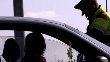 Imagen de un policía haciendo un control de tráfico a un ciudadano.