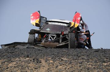 En la etapa 9, Sebastien Loeb y Daniel Elena han perdido toda opción de victoria. Rompieron en frontal de su coche al no ver un agujero. Perdieron más de siete horas en la clasificación general.