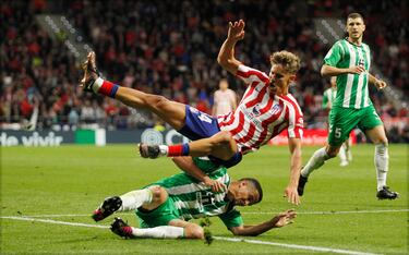 El central bético, Luiz Felipe, va al suelo para cortar una acción de Marcos Llorente.