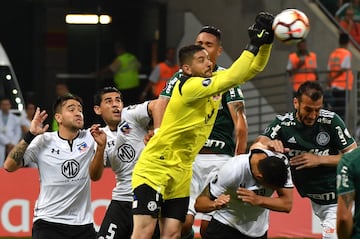 Chile's Colo-Colo goalkeeper Agustin Orion (C) deflects the ball during their 2018 Copa Libertadores football match against Brazil's Palmeiras held at Allianz Parque stadium, in Sao Paulo, Brazil, on October 3, 2018. (Photo by NELSON ALMEIDA / AFP)