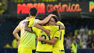 VILLARREAL (CASTELLÓN) 17/09/2023.- Los jugadores del Villarreal celebran el 2-1 durante el partido correspondiente a la jornada 5 de LaLiga que enfrenta al Villarreal y UD Almería este domingo en el estadio de La Cerámica (Villarreal). EFE/ Andreu Esteban
