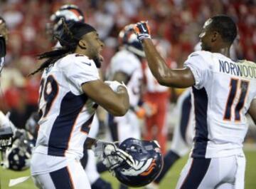 El balón fue recuparado por el cornerback de Denver Bradley Roby, que completó el touchdown y consumó la remontada. En la foto, el héroe del día celebrando su anotación con el recpetor Jordan Norwood.