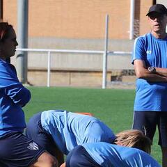 La normativa impide a Jenny Benítez seguir de entrenadora