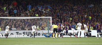 Messi acortó distancias marcando el 1-2 tras el rechace de una ocasión de Lenglet.









