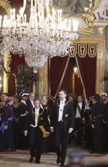 GRA506. MADRID, 02/03/2015.- El Rey Felipe VI recibe al presidente de Colombia, Juan Manuel Santos (i), a su llegada al Palacio Real para la cena de gala que le han ofrecido los Reyes con motivo de su visita de Estado a España de tres días. EFE/Alberto Martín