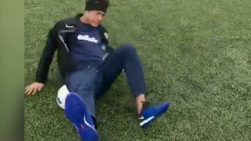 Ridículo atroz de Neymar con las filigranas: ¡casi se lesiona!