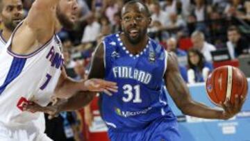 Jamar Wilson, de Finlandia, ante Joffrey Lauvergne, de Francia.