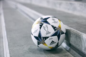 Ya conocemos el diseño del balón de la Champions, que cuenta con un gráfico en color amarillo y azul que hace referencia al estadio de Kiev donde se disputará la final y mantiene el diseño de estrellas inspirado en el logo de la UCL.