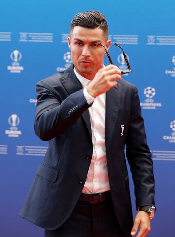 El jugador de la Juventus Cristiano Ronaldo posa antes del sorteo. 