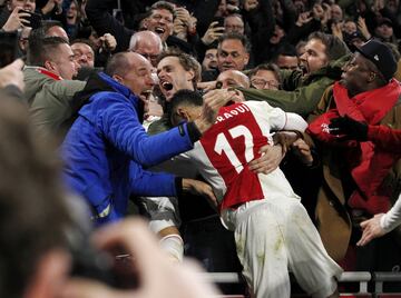 1-1. Hakim Ziyech celebró el gol del empate.