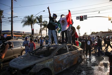 Los coches incendiados ya son una imagen común en Paramount, donde las disputas entre las fuerzas del orden y los manifestantes se han vuelto más cruentas.