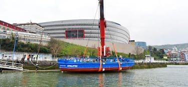 La Gabarra vuelve al agua en Bilbao 37 a?os despus