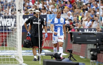 El jugador del Leganés, Tarín, se acaba retirando por lesión. 
