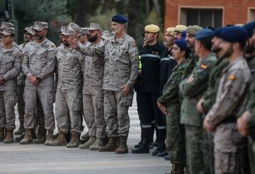 El Rey Felipe VI, en su segundo viaje a la Comunidad Valenciana tras el paso de la DANA, visita  las unidades militares desplegadas para las ayudas a los afectados por la tragedia y los centros desde donde se coordina esta asistencia en la Base Militar Jaime I en Bétera, Valencia.