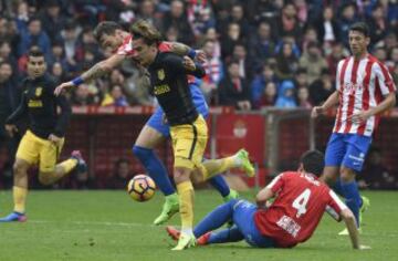 Antoine Griezmann lucha el balón con Amorebieta.