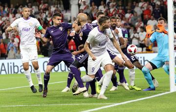 El Al-Ain se adelanta en el marcador con gol en propia puerta de Javier Pinola.