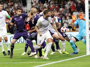 El Al-Ain se adelanta en el marcador con gol en propia puerta de Javier Pinola.