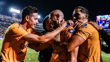 Momento en que los aficionados festejan el gol con Carlos Gonz&aacute;lez