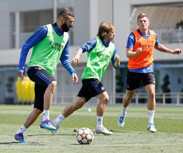 Benzema controla el bal&oacute;n durante un ejercicio. A su lado, Modric y en el fondo, Kroos.