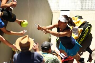 Johanna Konta firma autógrafos a los aficionados del Melbourne Park.