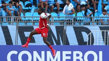AME1237. IQUIQUE (CHILE), 18/02/2025.- Hugo Rodallega de Santa Fe celebra un gol este martes, durante un partido de la Copa Libertadores entre Deportes Iquique e Independiente Santa Fe, en el estadio Tierra de Campeones en Iquique (Chile). EFE/ Alex Diaz