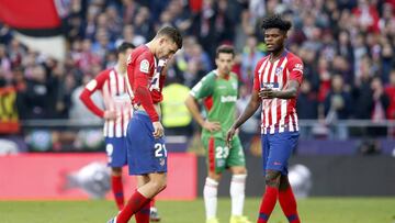 Lucas, junto a Thomas en el momento de salir lesionado del Atlético-Alavés.