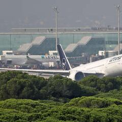 Una veintena de personas escapan de un avión en el aeropuerto de Barcelona